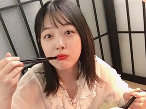 Intip Gaya Seksi Sulli Saat Makan Mie Instan hingga Waffle