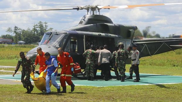 Petugas membawa kantong jenazah korban penembakan KKB, di Bandara Mozes Kilangin Timika, Mimika, Papua, Kamis (6/12).
