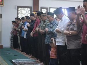 Momen Jokowi Ajak Jan Ethes Jumatan di Istana Bogor