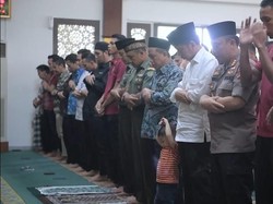 Momen Jokowi Ajak Jan Ethes Jumatan di Istana Bogor