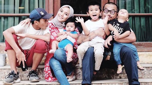 7 Potret Seru Enno Lerian dan Keluarga Kecilnya