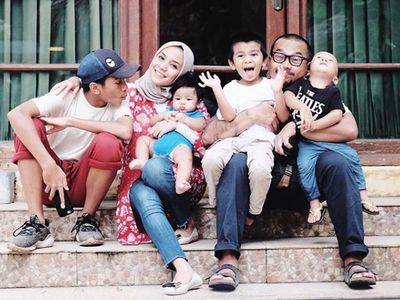 7 Potret Seru Enno Lerian dan Keluarga Kecilnya
