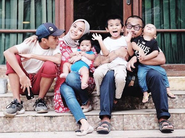 7 Potret Seru Enno Lerian dan Keluarga Kecilnya