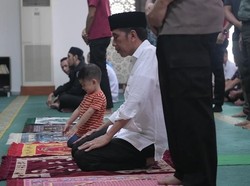 Momen Jokowi Ajak Jan Ethes Salat Jumat di Istana Bogor
