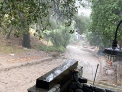 Petugas Bersih-bersih Pasca Banjir Bandang di California