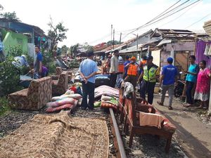 Warga Korban Puting Beliung Bogor Jemur Kasur di Rel
