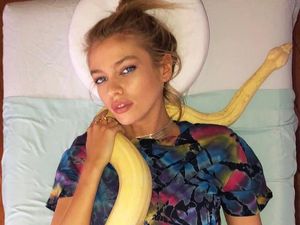 Ngeri! Model Victorias Secret Dipijat dengan Ular Piton