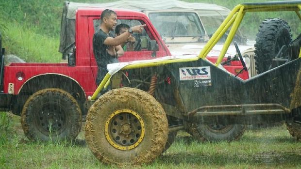 Hujan lebat tak menghalangi para peserta menaklukkan medan offroad di Desa Pelangi Village, Sentul, Bogor, Jawa Barat.