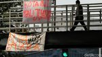 Rindu Juara, The Jakmania Pasang Spanduk di JPO