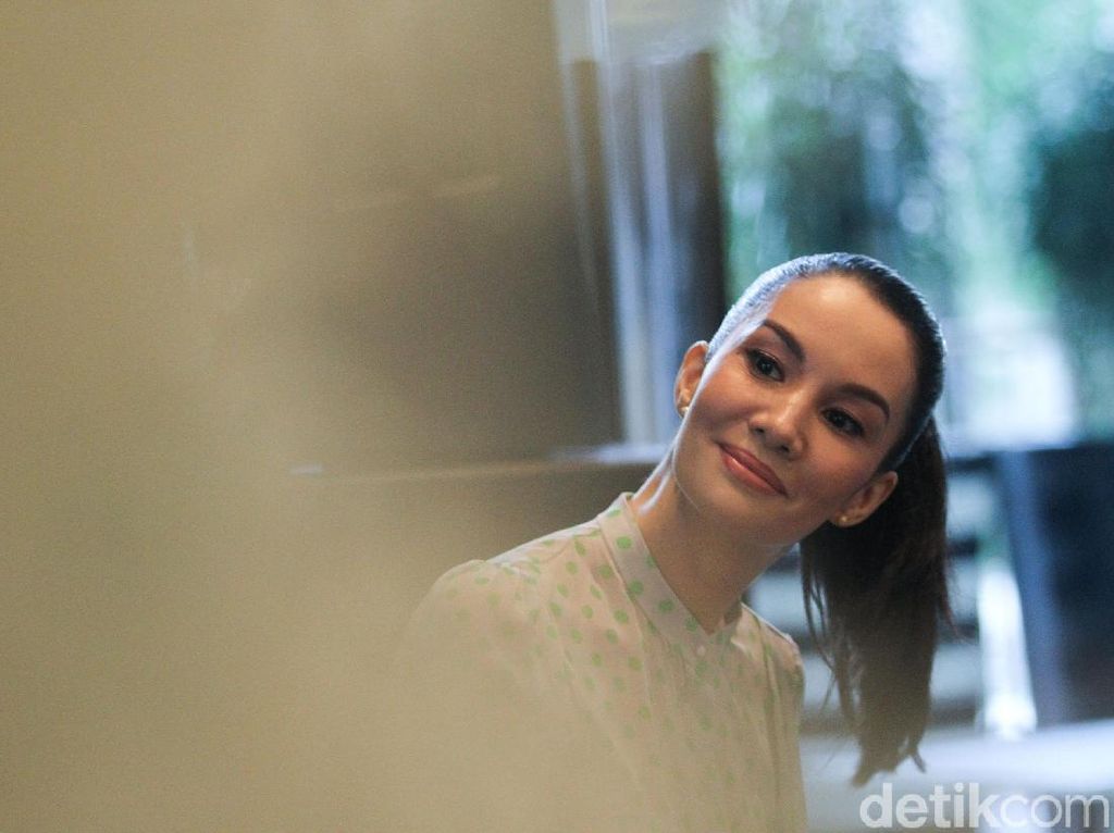 Tinggal di Singapura, Nadya Hutagalung Biasa Naik Transportasi Umum Tinggal di Singapura, Nadya Hutagalung Biasa Naik Transportasi Umum