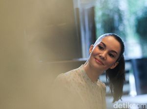 Tinggal di Singapura, Nadya Hutagalung Biasa Naik Transportasi Umum Tinggal di Singapura, Nadya Hutagalung Biasa Naik Transportasi Umum