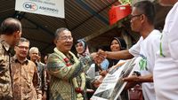Darmin Nasution Serahkan Kandang Komunal ke Petani