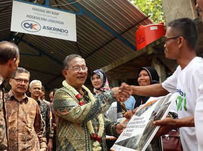 Darmin Nasution Serahkan Kandang Komunal ke Petani