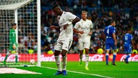 Vinicius Junior menari usai mencetak gol. Gonzalo Arroyo Moreno/Getty Images.