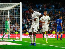 Vinicius Junior menari usai mencetak gol. Gonzalo Arroyo Moreno/Getty Images.