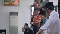 Potret Jokowi Salat Jumat Bareng Cucunya Jan Ethes