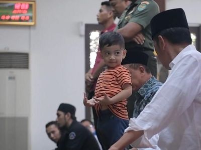 Potret Jokowi Salat Jumat Bareng Cucunya Jan Ethes