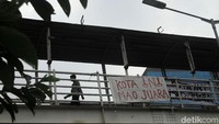 Kota ini mao juara bunyi tulisan salah satu spanduk yang dipasang di JPO.