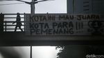 Rindu Juara, The Jakmania Pasang Spanduk di JPO