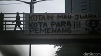 Jelang laga penentuan juara Liga 1 sejumlah spanduk terpasang di beberapa wilayah di Jakarta, Jumat (7/12).