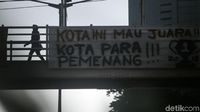 Rindu Juara, The Jakmania Pasang Spanduk di JPO