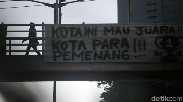 Rindu Juara, The Jakmania Pasang Spanduk di JPO