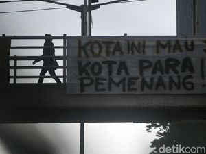 Rindu Juara, The Jakmania Pasang Spanduk di JPO