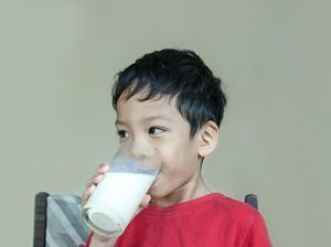 Cara Cerdas Atasi Alergi Susu Sapi pada Anak