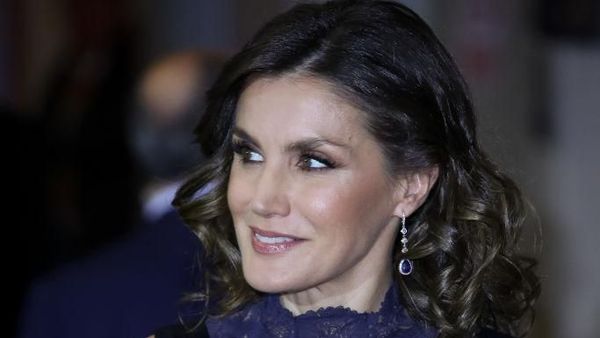 Jarang Terjadi, Ratu Cantik Spanyol Pakai Baju Berbelahan Dada Rendah