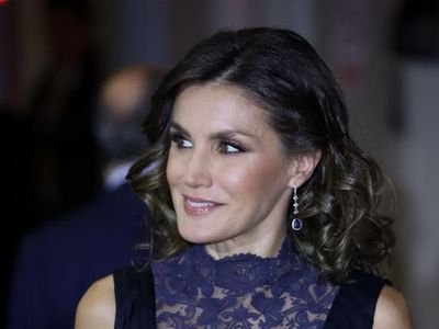 Jarang Terjadi, Ratu Cantik Spanyol Pakai Baju Berbelahan Dada Rendah