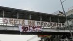 Rindu Juara, The Jakmania Pasang Spanduk di JPO
