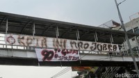 Spanduk bertuliskan dukungan untuk Persija terpampang di beberapa JPO.