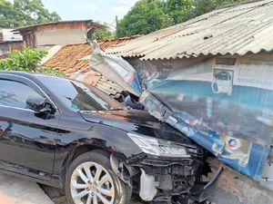 Sopir Ngantuk, Sedan Tabrak 3 Warga Cengkareng