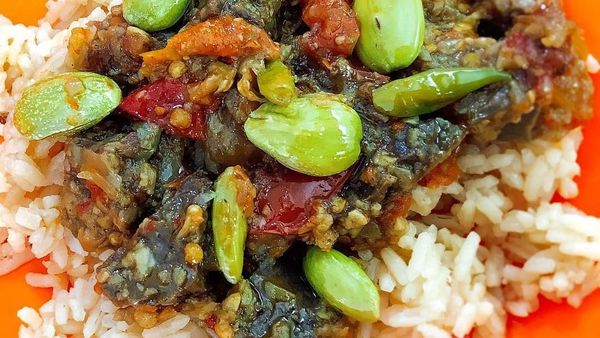 Huaaah! Makan Siang Enak dengan Oseng-oseng Pedas Menyengat