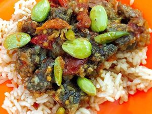 Huaaah! Makan Siang Enak dengan Oseng-oseng Pedas Menyengat