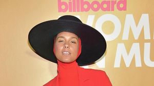 Gaya Seleb di Red Carpet Billboard: Alicia Keys Berkerudung Hingga Dua Lipa