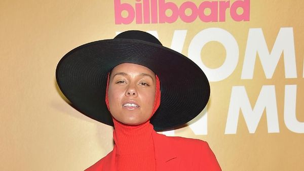Gaya Seleb di Red Carpet Billboard: Alicia Keys Berkerudung Hingga Dua Lipa