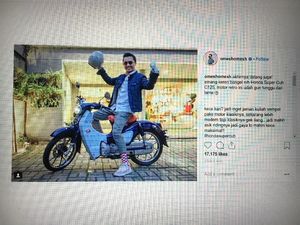Girangnya Omesh Duduk di Atas Motor Bebek Seharga Rp 55 Juta