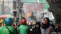 Persija saat ini berada di posisi terdepan perebutan gelar juara Liga 1. Mereka mengumpulkan 59 poin unggul satu angka dari PSM.