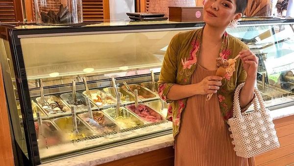 Tara Amelz Blogger Hits yang Suka Banget Kulineran