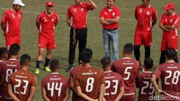 Couch Teco memberikan arahan.