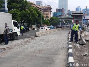 Bus Biru yang Tabrak Separator Busway di Gatot Subroto Dievakuasi