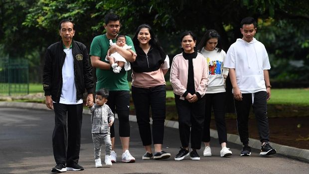 Presiden Joko Widodo (kiri) menggandeng cucu Jan Ethes (kedu kiri) bersama Ibu Negara Iriana Joko Widodo (ketiga kanan), putra Gibran Rakabuming Raka (kanan) dan istri Selvi Ananda (kedua kanan), putri Kahiyang Ayu (tengah) bersama suami Bobby Nasution serta cucu Sedah Mirah berjalan di kawasan Istana Bogor, Jawa Barat, Sabtu (8/12). Dalam kegiatan tersebut, presiden bersama keluarga menyusuri kawasan Istana Bogor, Kebun Raya Bogor serta melakukan bincang media bersama wartawan kepresidenan. ANTARA FOTO/Wahyu Putro A/hp.