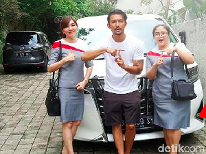 Semringahnya Rio Dewanto Bawa Alphard Baru