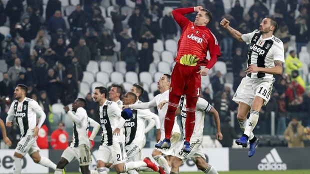 Szczesny mengenakan jersey nomor satu Juventus sejak musim lalu.