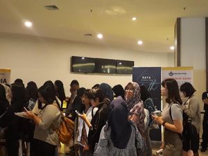 Penonton Day6 dari Luar Kota Rela Datang Sejak Pagi