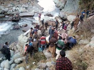 13 Orang Tewas Akibat Bus Masuk Jurang di India