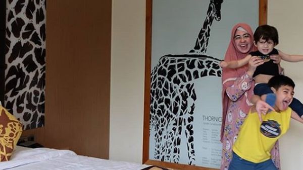 Cute! Momen Quality Time Risty Tagor dengan Si Kecil