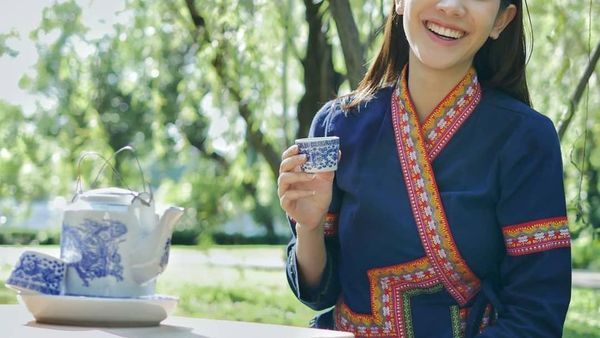 Keseruan Artis Termahal Pechaya Wattanamontree Saat Kulineran