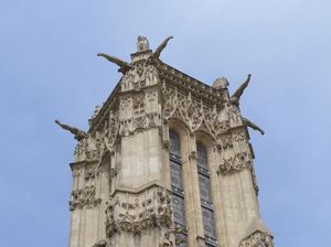 Melongok Seisi Kota Paris dari Puncak Menara Gothic Abad ke 16